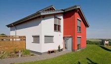 Alulux Aluminium Rollladen auf weiß-roter Hausfassade