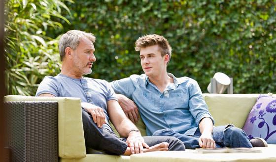 Rollladen_Eigenschaften_FAQ Vater und Sohn sitzen im Garten