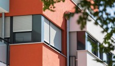 Aluminium Rollladen auf roter Hausfassade