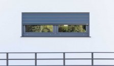 Alulux Aluminium Aufsatzrollladen an weißer Hausfassade