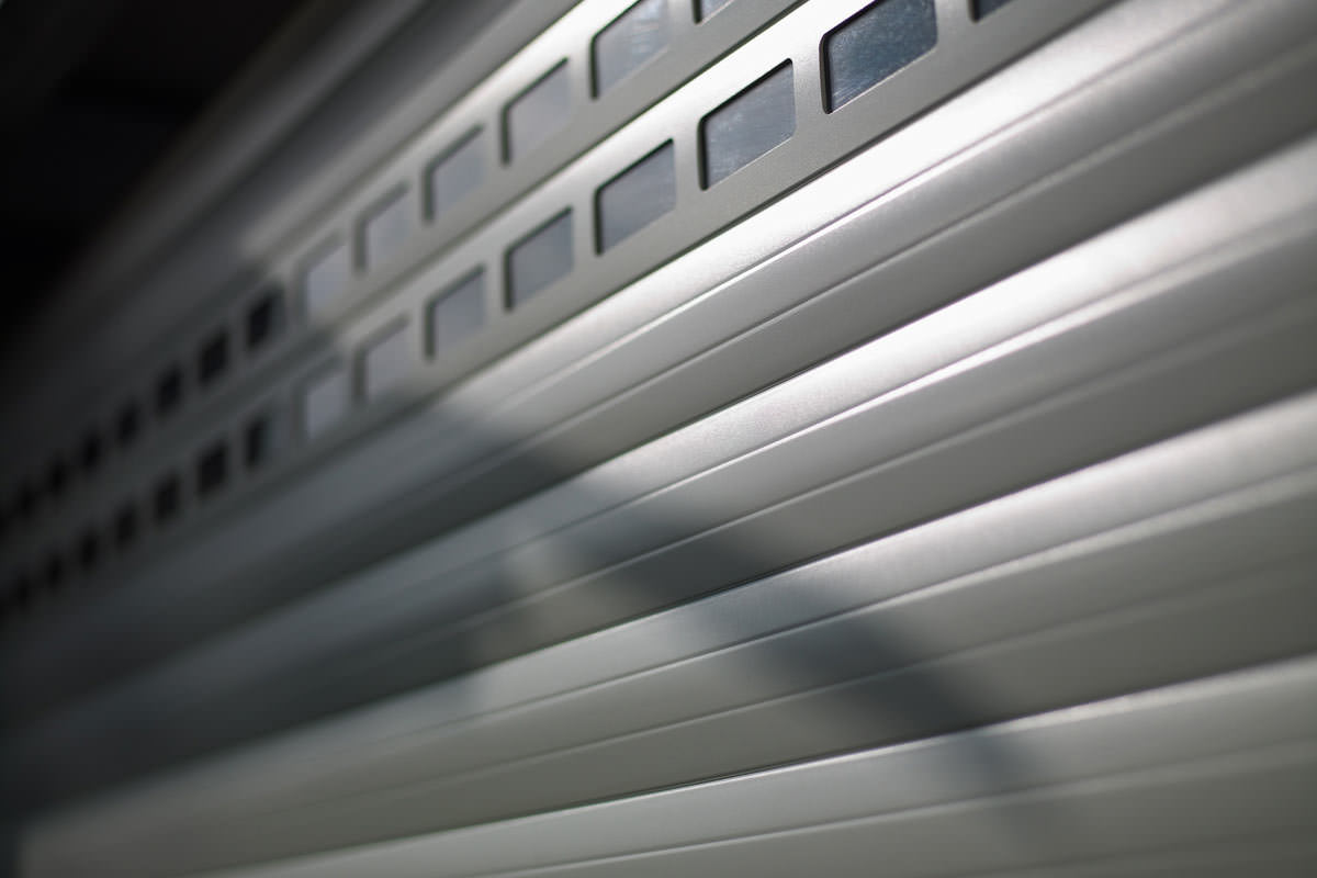 Das leise Aluminium-Deckenlauftor von Alulux: Detolux | Alulux