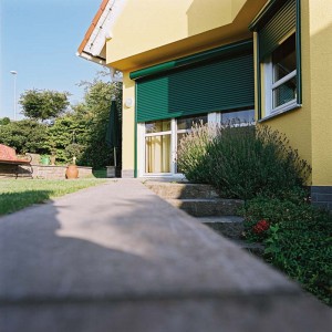 Ein schattiges Plätzchen auf Balkon, Terrasse oder Wintergarten und eine kühle Wohnung – das Richtige, um den Hochsommer Zuhause in der Mittagshitze zu genießen.