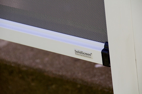 Alulux Zip-Textilscreen Systeme - eckiges 90-Grad System und Rund-System Alulux Zip-Textilscreen Systeme - eckiges 90-Grad System und Rund-System